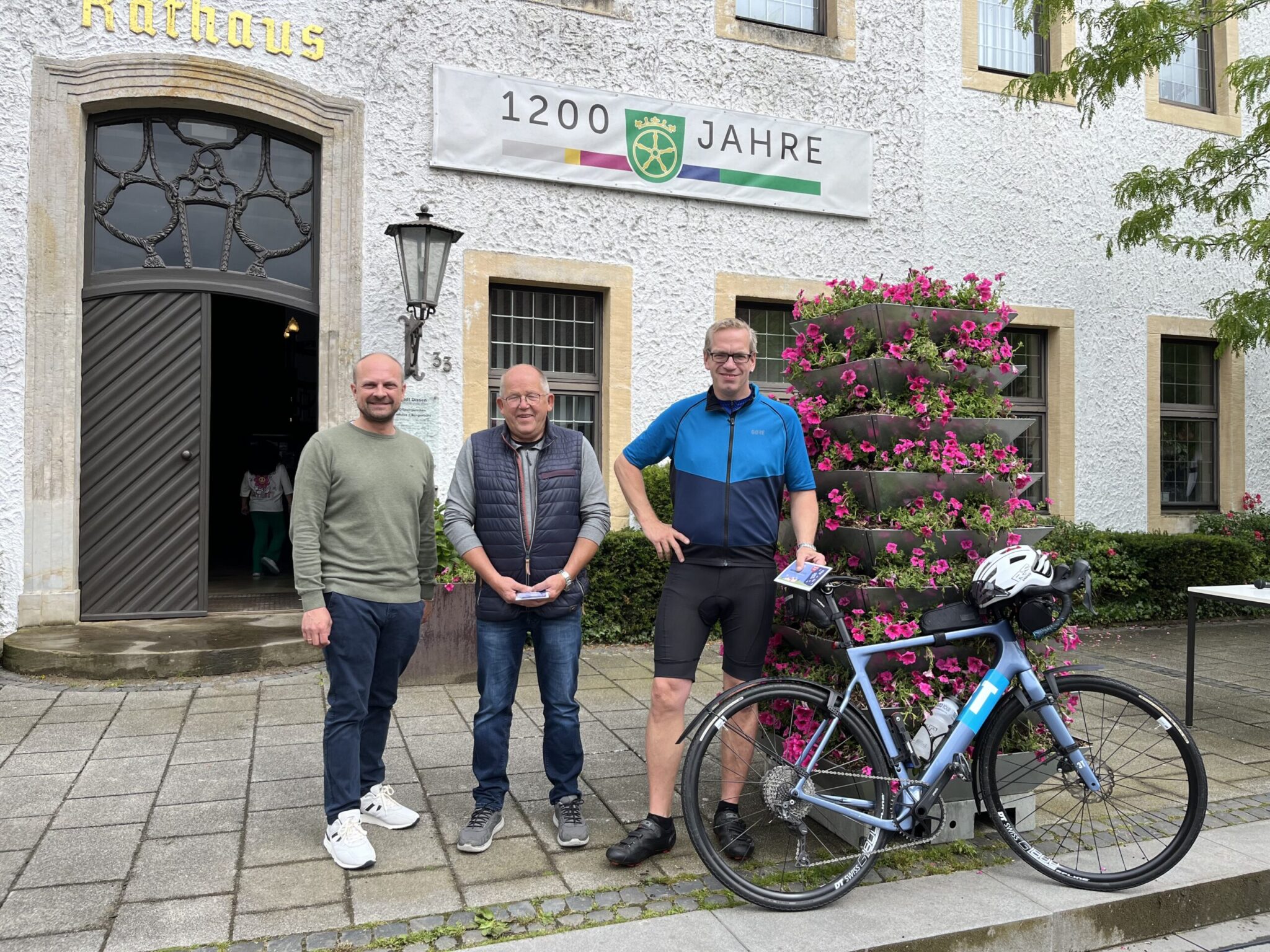 Von links nach rechts: Bürgermeister Görlitz mit dem drittplatzierten Rainer Schmidt und dem erstplatzierten Guido Lübbers bei der Siegerehrung zum Stadtradeln 2024